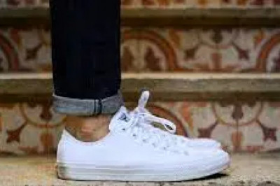 How to Wear White Sneakers in 6 Stylish Ways