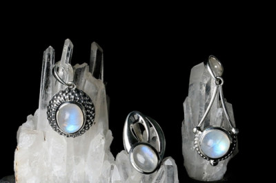 All You Need to Know Before Buying a Perfect Moonstone at Rananjay Exports