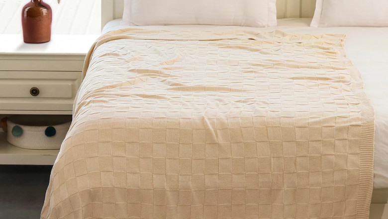 Monochrome Bed Cover Sets to Make a Decor Statement This Winters