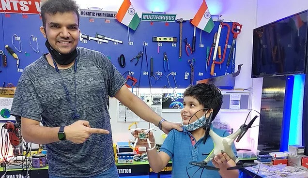 Students Learning Robotics in Roboz.in Lab Lucknow