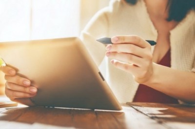 Which institute provides online training courses in Ahmedabad?