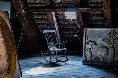 6 Expert tips to Identify Antique Wooden Furniture Easily