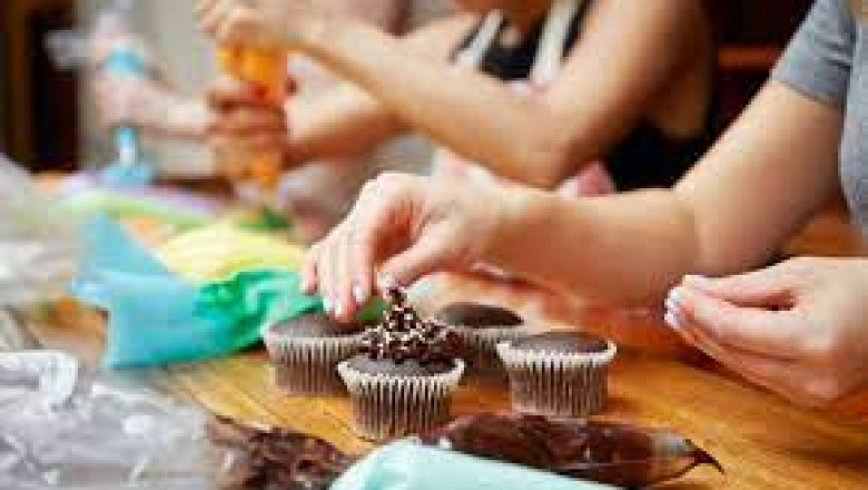 Make class. Making Cupcakes. Baking Cupcakes. Kid making Cup Cake. Making Cupcakes to Guests.