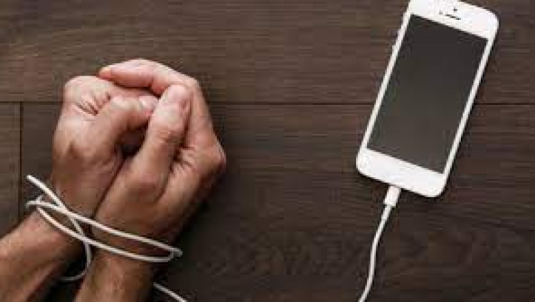 Mobile App Craze: Indians Spending 4.8 Hours a Day on Phone