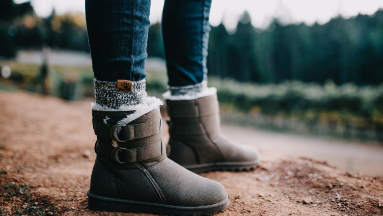 4 Kinds of Warm Footwear for Festive Family Activities