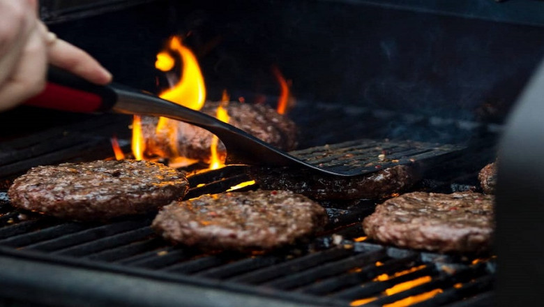 How to grill burgers on a gas grill?
