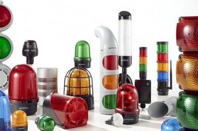 Signalling devices detect and warn about weaknesses in systems via electronic devices