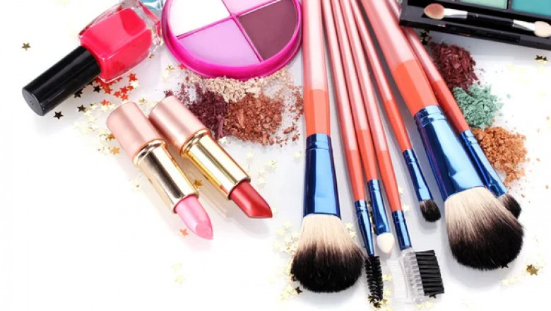 Top 10 Benefits of Using Makeup Kit Products