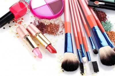 Top 10 Benefits of Using Makeup Kit Products
