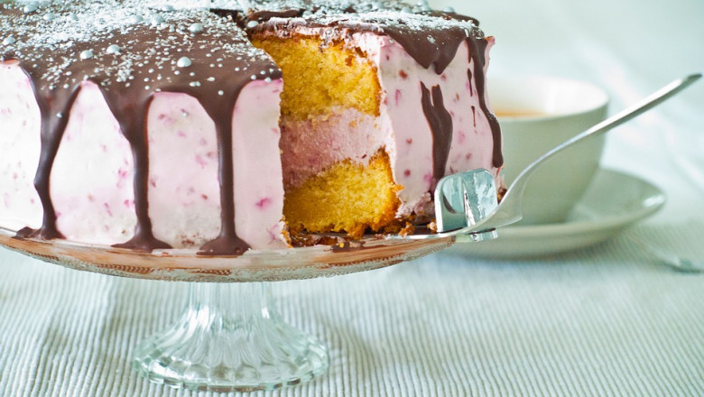 What Role Do Cakes Play In Children's Development? Why is it necessary to feed a child a nutritious meal?