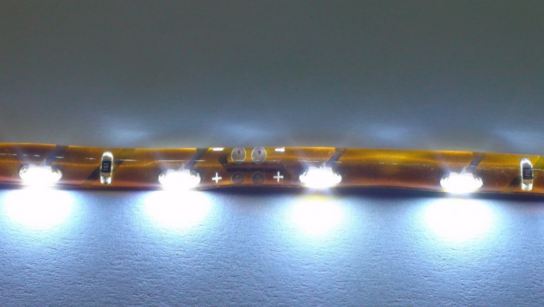 Use LED Lights to Decorate Your Living Room This Christmas