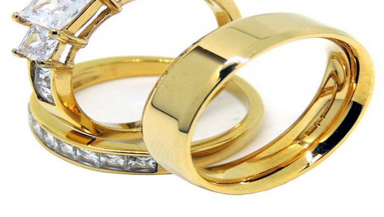 How to Become a Costume Jewelry Vendor