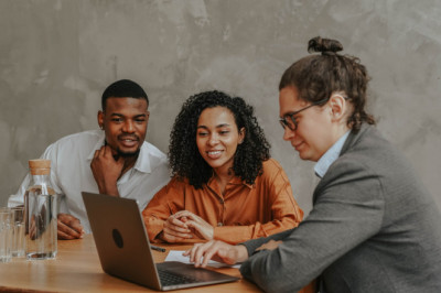 Here's What Industry Insiders Say About Freelance Visa And Payroll Firms