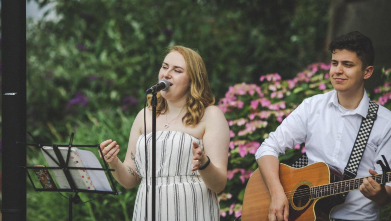 Live Wedding Singers are available for hire.
