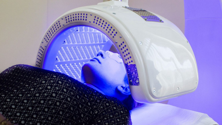 On light therapy, there are a few reasons why it may help with depression symptoms. There are several reasons for this, including: