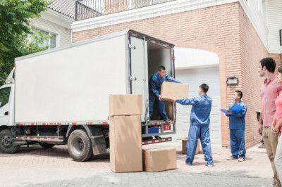 What are the responsibilities of M4 packers and movers?