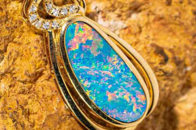 * 1 POPPY 18KT YELLOW GOLD & DIAMOND AUSTRALIAN WHITE OPAL NECKLACE