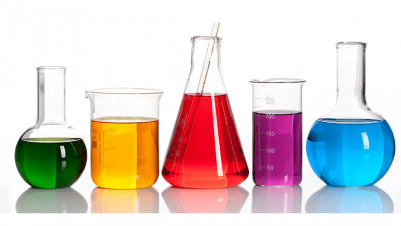 Polyphenylene ether compounds are produced by several applications of the Ullmann ether synthesis