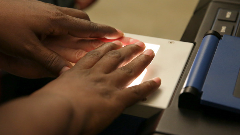 What is the difference between Live Scan and ink fingerprinting?