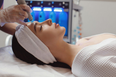 What Is A Hydrafacial? How It Works, Benefits & Risks