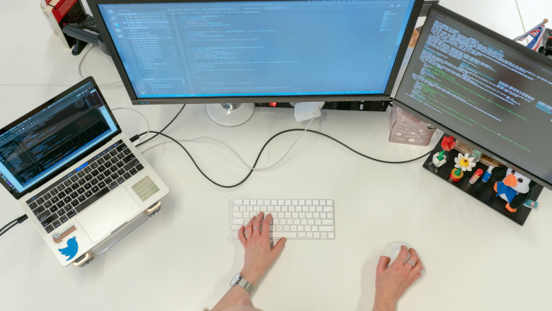 Build Powerful Windows GUI Apps Using Python And These 5 REST APIs