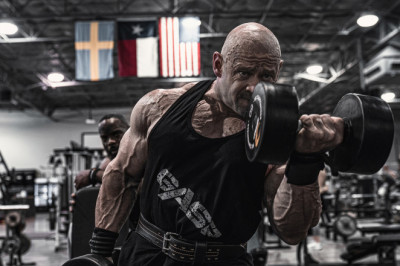 3 Lessons Bodybuilders Can Learn From Powerlifters