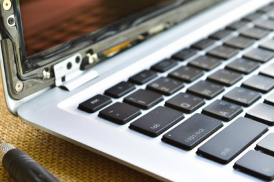 How To Choose Perfect MacBook Screen Repair Shop?