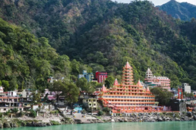 Top 10 destinations for summer holidays in India.