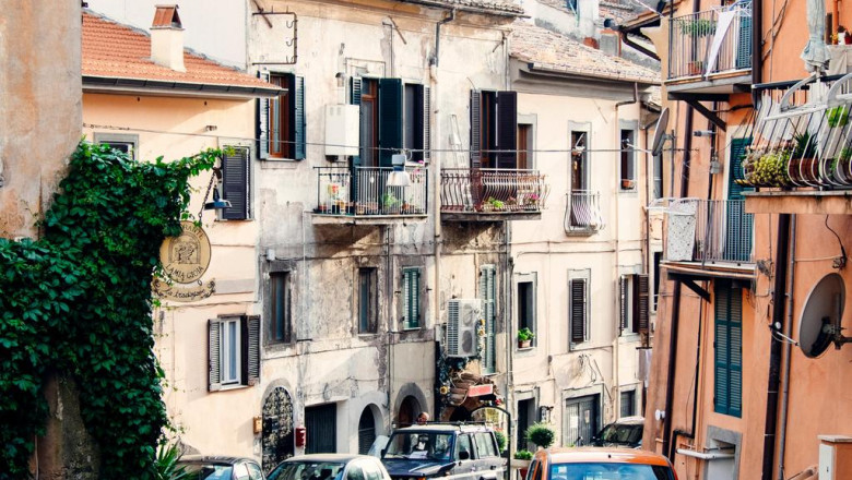 miley cyrus and most popular greek news sites 10 surprising things they have in common