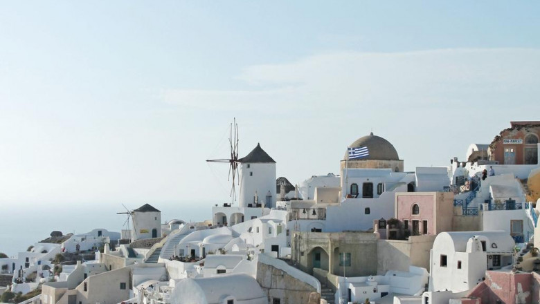 16 mustfollow facebook pages for greek daily news marketers