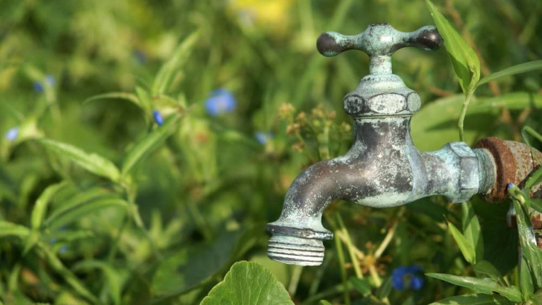 How to replace an outdoor faucet