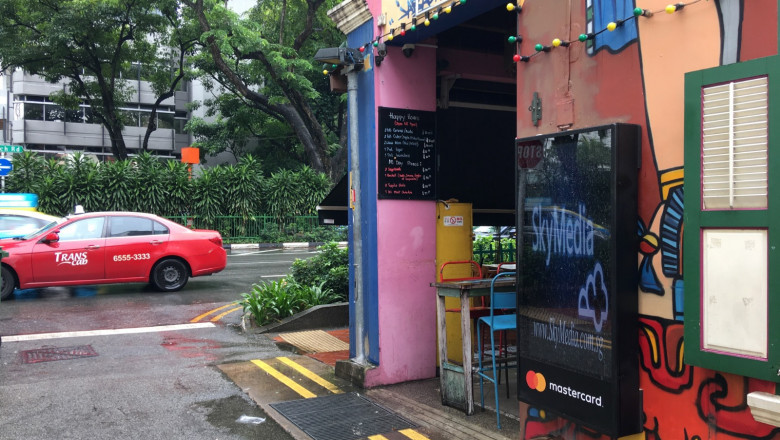 Digital signage player Singapore as electronic media broadcast for business development