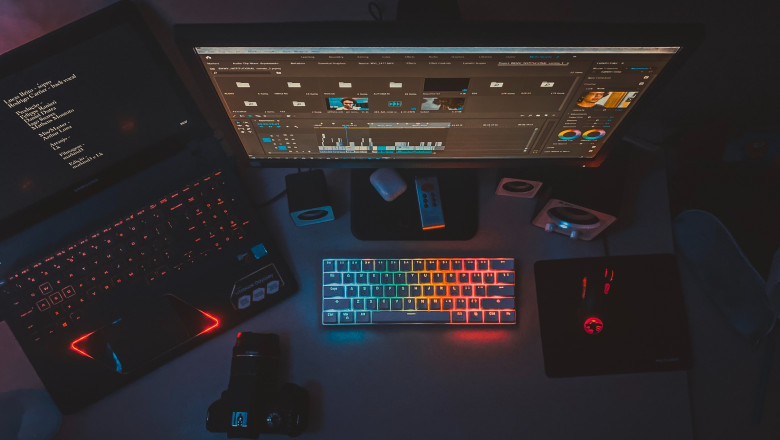 UI design: what is it? Describe UX design.  What's the difference between UI and UX?
