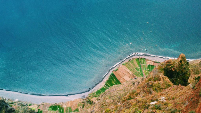 20 gifts you can give your boss if they love news in greece