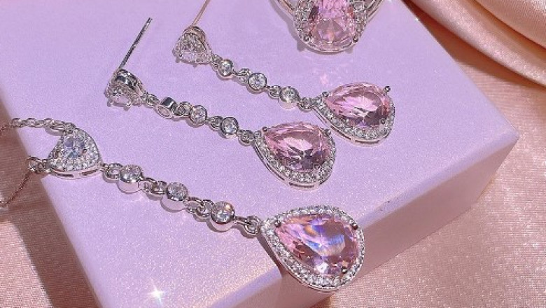 A Jewelry Wholesaler Is Pushing Ahead With The New Sales Model
