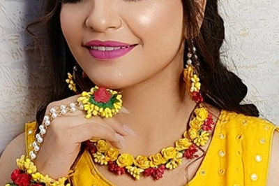 What are the factors that an engagement makeup artist should keep in mind