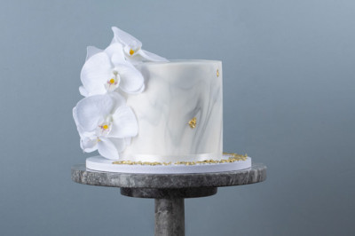 What is the appearance of a 'Light Grey Marble Cake'?