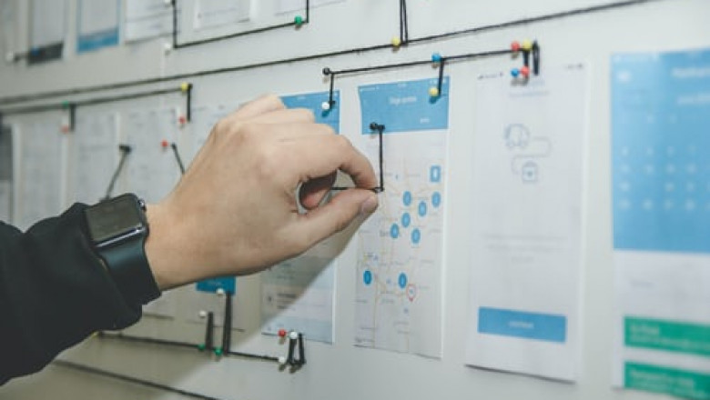 What is the main difference between a UI & UX designer?
