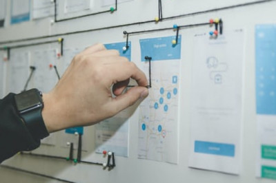 What is the main difference between a UI & UX designer?