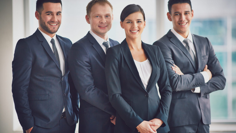 How can a dentist's email list help to expand the customer base?