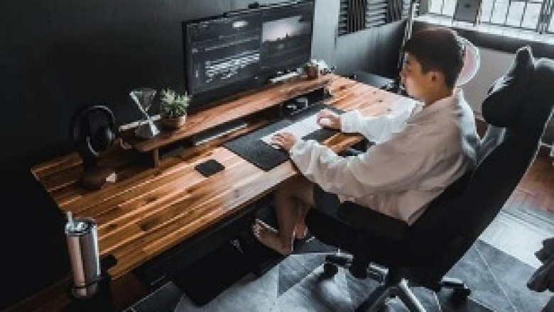 Egronomic desk for a Comfortable Standing and Sitting Posture