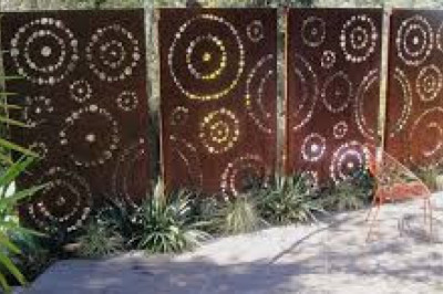 Using Beautiful Outdoor Screens: 7 Fantastic Ideas