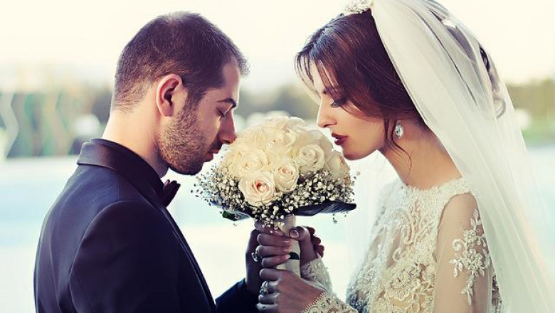 Top Trending Pre-wedding Shooting Dresses Thoughts For Couples