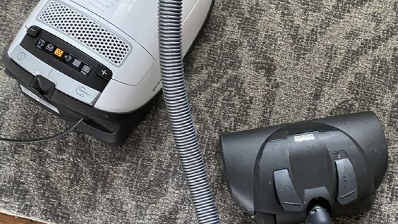 Shark vacuum cleaner how to empty?