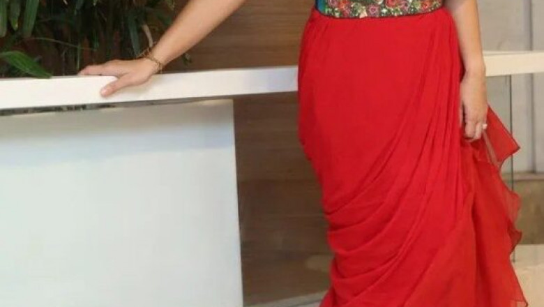 Laila looks graciously in a red ruffle saree at “Sardar” promotions