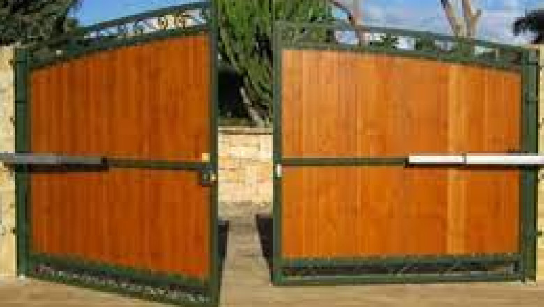 Preston Hollow Fence Company is the best choice for your Metal and Wooden Driveway Gates in Dallas TX