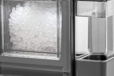 How does a flake ice maker work?