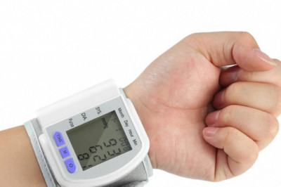 A Vital Sign Monitoring Devices Used In Critical Care Settings, Intensive Care Units, And Emergency Rooms