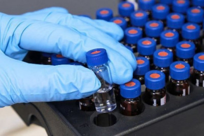 To Minimize Sample Diffusion, Liquid Chromatography Involves Introducing The Sample On Or Very Close To The Column