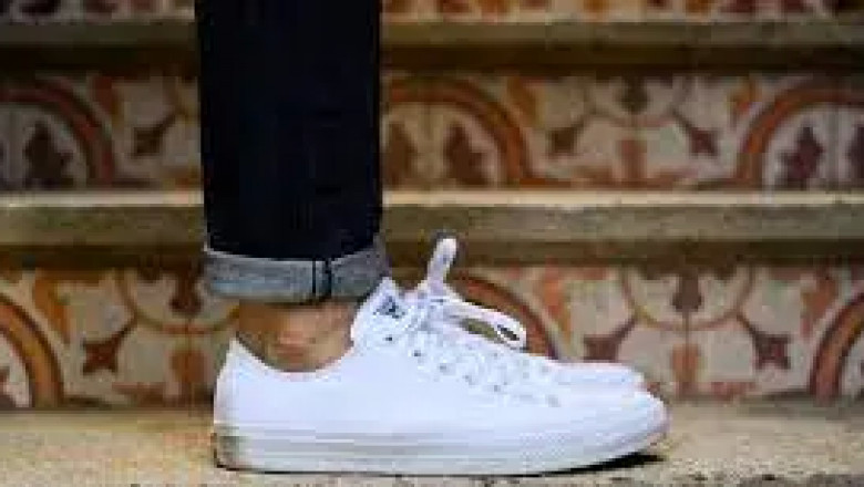 How to Wear White Sneakers in 6 Stylish Ways